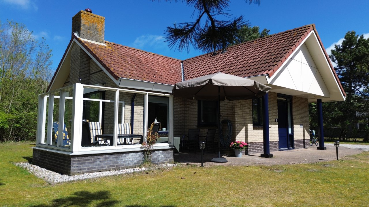 Woonkamer met zithoek in vakantiehuis De Vrijheid