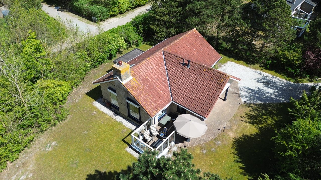 Luchtfoto van vakantiehuis De Vrijheid op Ameland