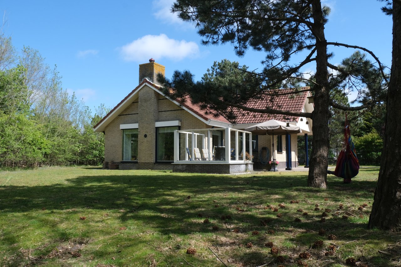 Terras met tuinmeubelen bij vakantiehuis De Vrijheid