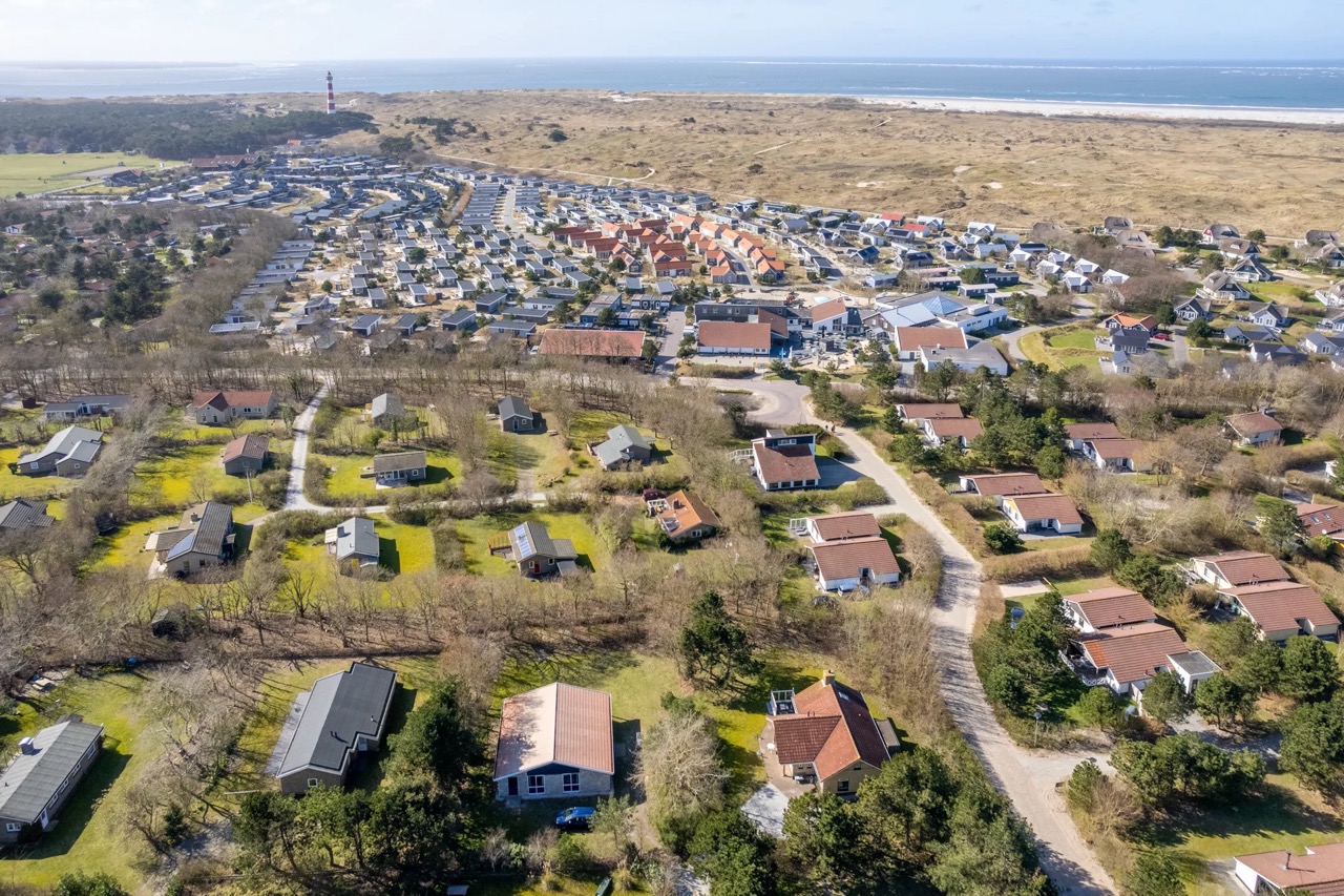 Vuurtoren van Hollum aan de kust van Ameland